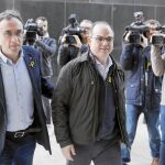 Josep Rull y Jordi Turull a su entrada ayer a la reunión del consell nacional del PDeCAT celebrada en Barcelona para fijar la postura de su partido ante la semana decisiva que empieza para Cataluña.