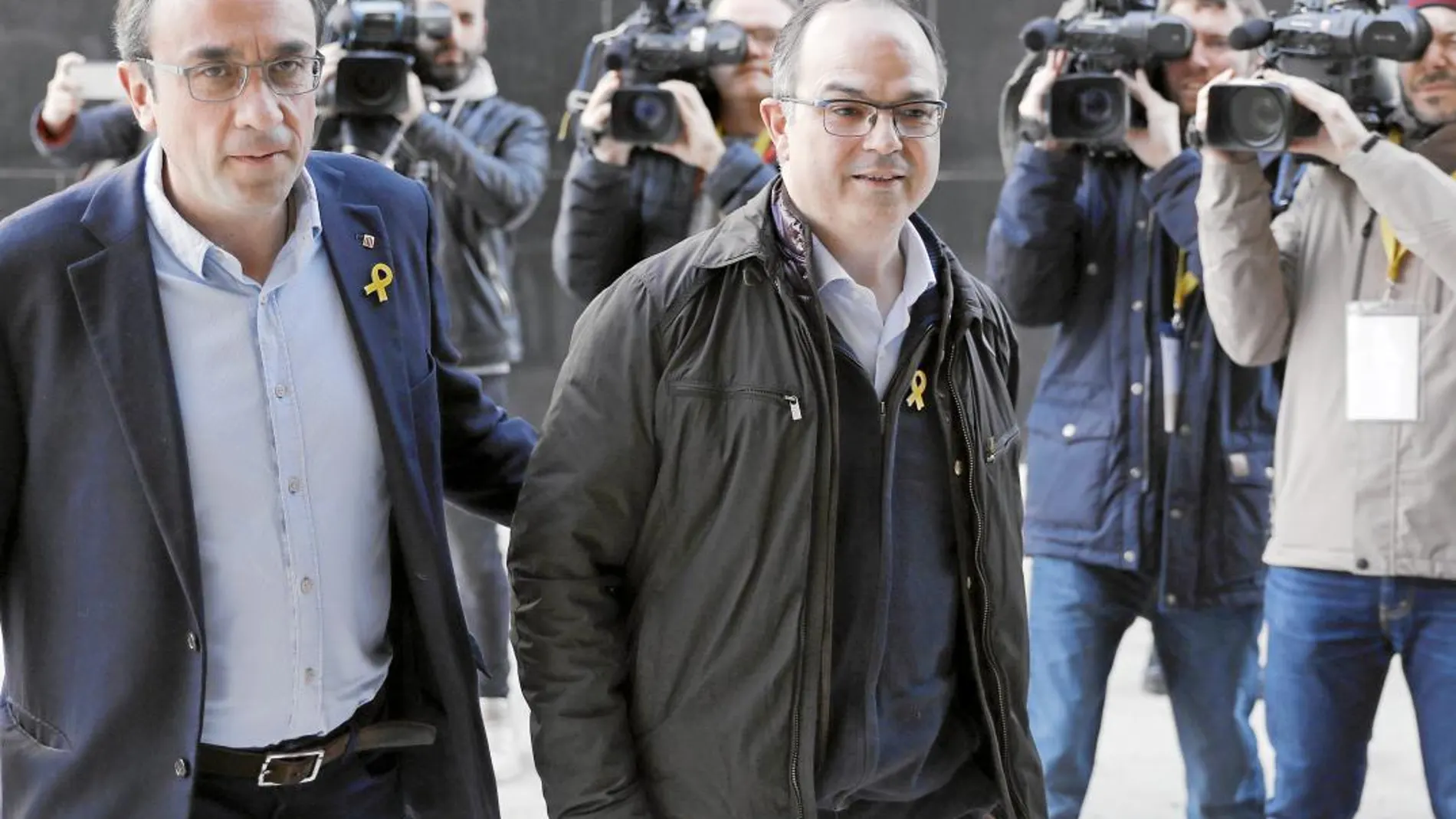 Josep Rull y Jordi Turull a su entrada ayer a la reunión del consell nacional del PDeCAT celebrada en Barcelona para fijar la postura de su partido ante la semana decisiva que empieza para Cataluña.