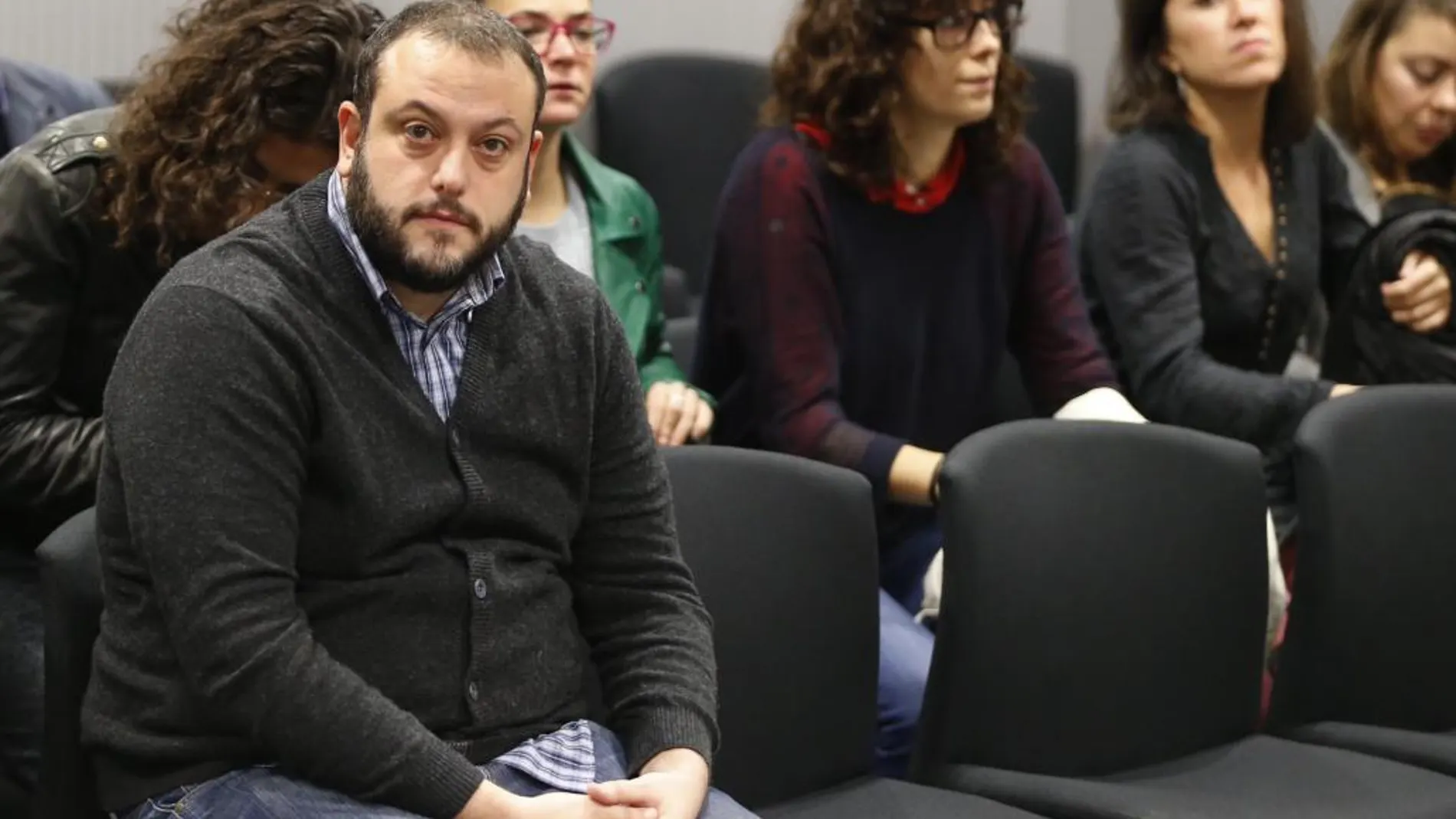 El concejal de Ahora Madrid Guillermo Zapata (i) durante el juicio que se sigue contra él hoy en la Audiencia Nacional por el tuit que publicó sobre Irene Villa en 2011