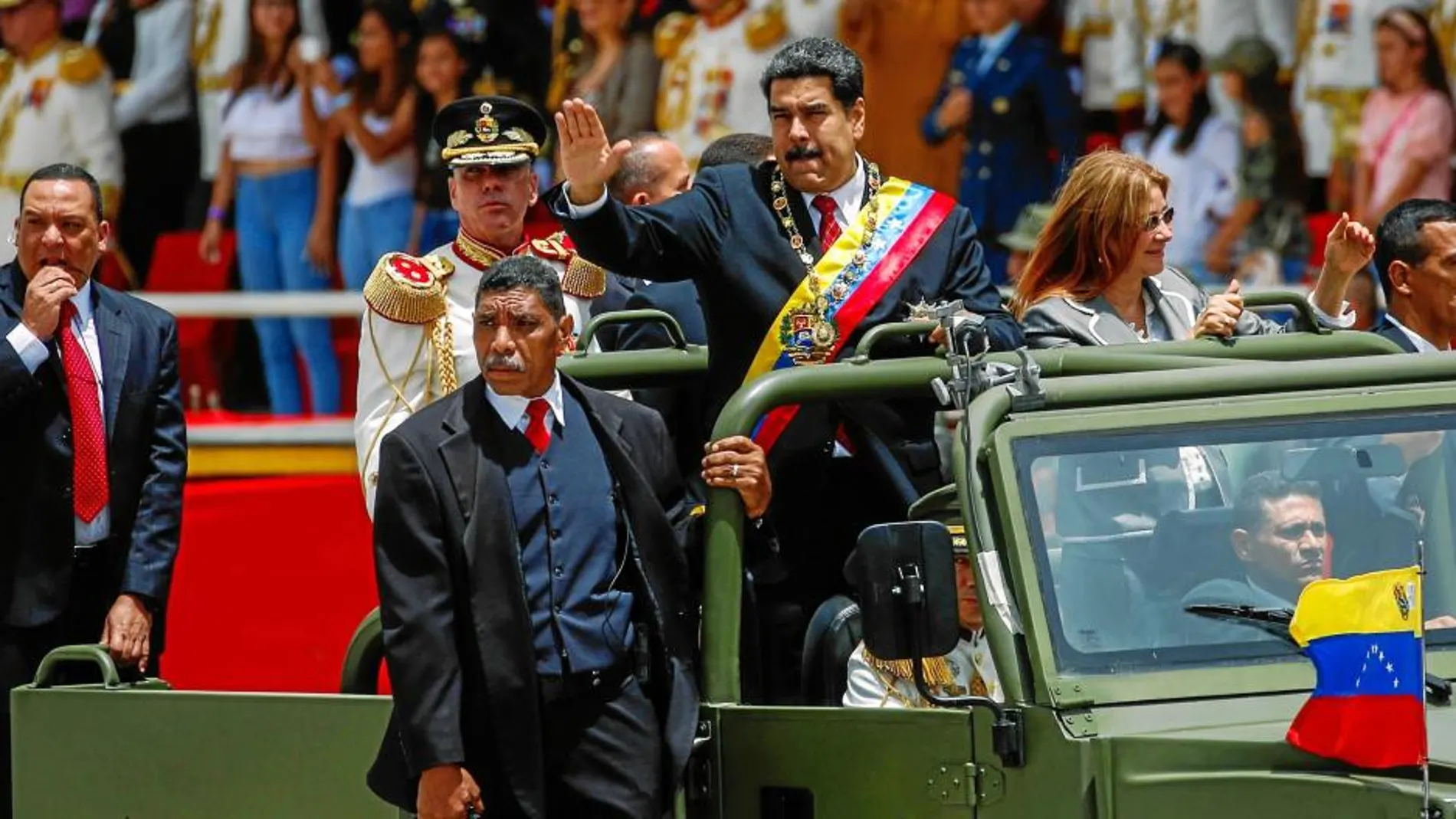 El presidente venezolano, Nicolás Maduro, asiste ayer en Caracas con la primera dama al desfile cívico-militar por el Día de la Independencia