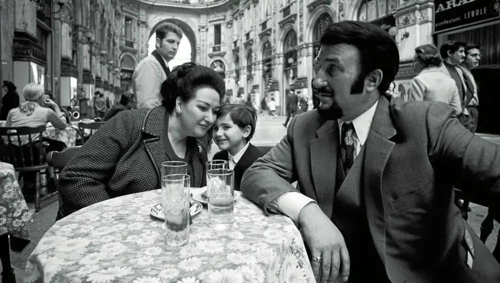 Montserrat Caballé posa sentada junto a su marido Bernabé Martí y su hijo en las famosas galerías Vittorio Emanuele II de Milán en el año 1971