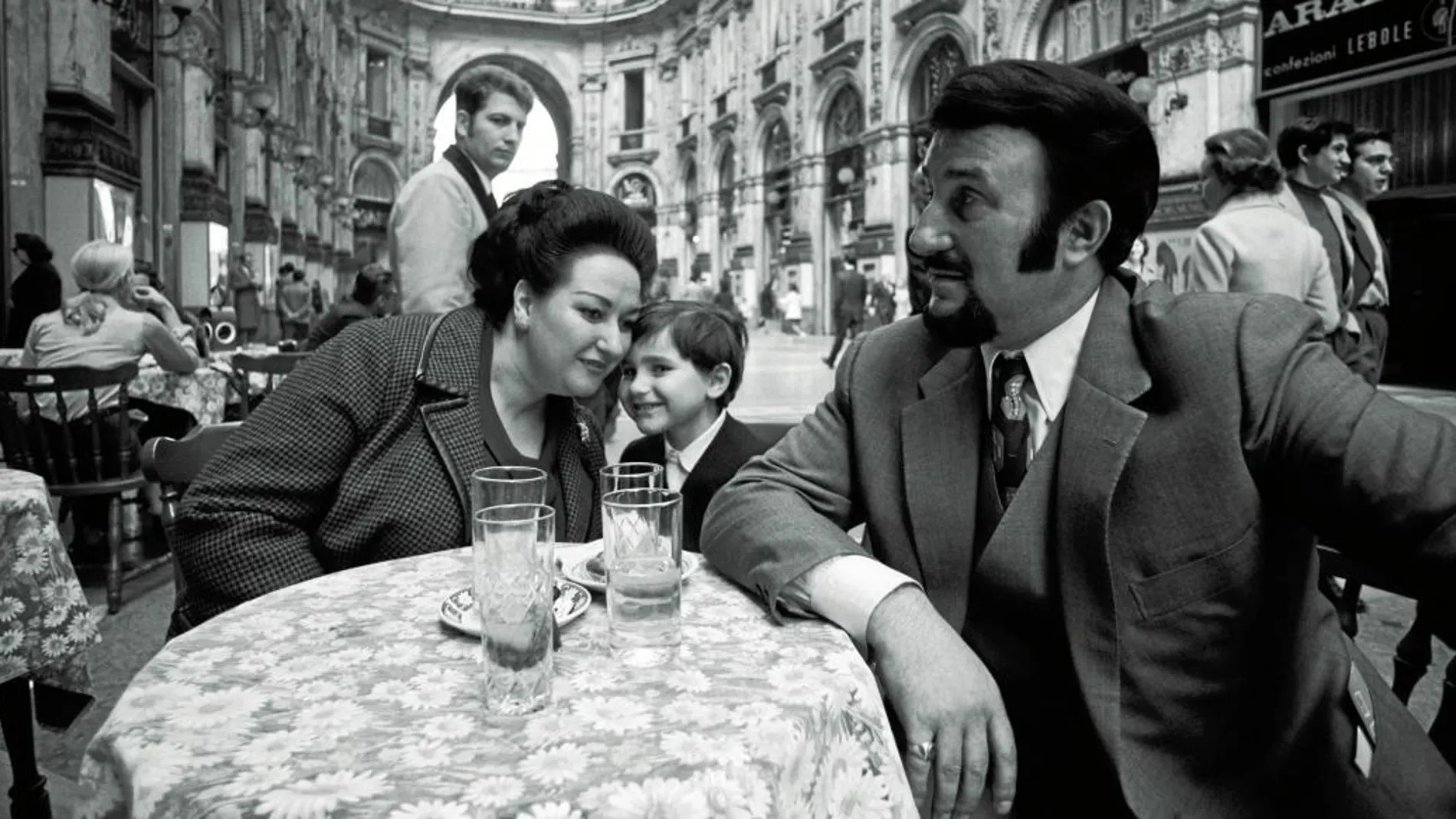 Montserrat Caballé posa sentada junto a su marido Bernabé Martí y su hijo en las famosas galerías Vittorio Emanuele II de Milán en el año 1971