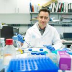 «Hemos identificado el TET2, un factor que hace entrar a las células en latencia y eso explica las recaídas, pero eliminándolo, esas células, en lugar de entrar en latencia, se mueren así que se ha descubierto también una potencial diana terapéutica»/ Shooting