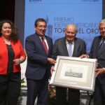 Un momento de la entrega del premio a Enrique Valentín Iglesias / Foto: Ke-Imagen