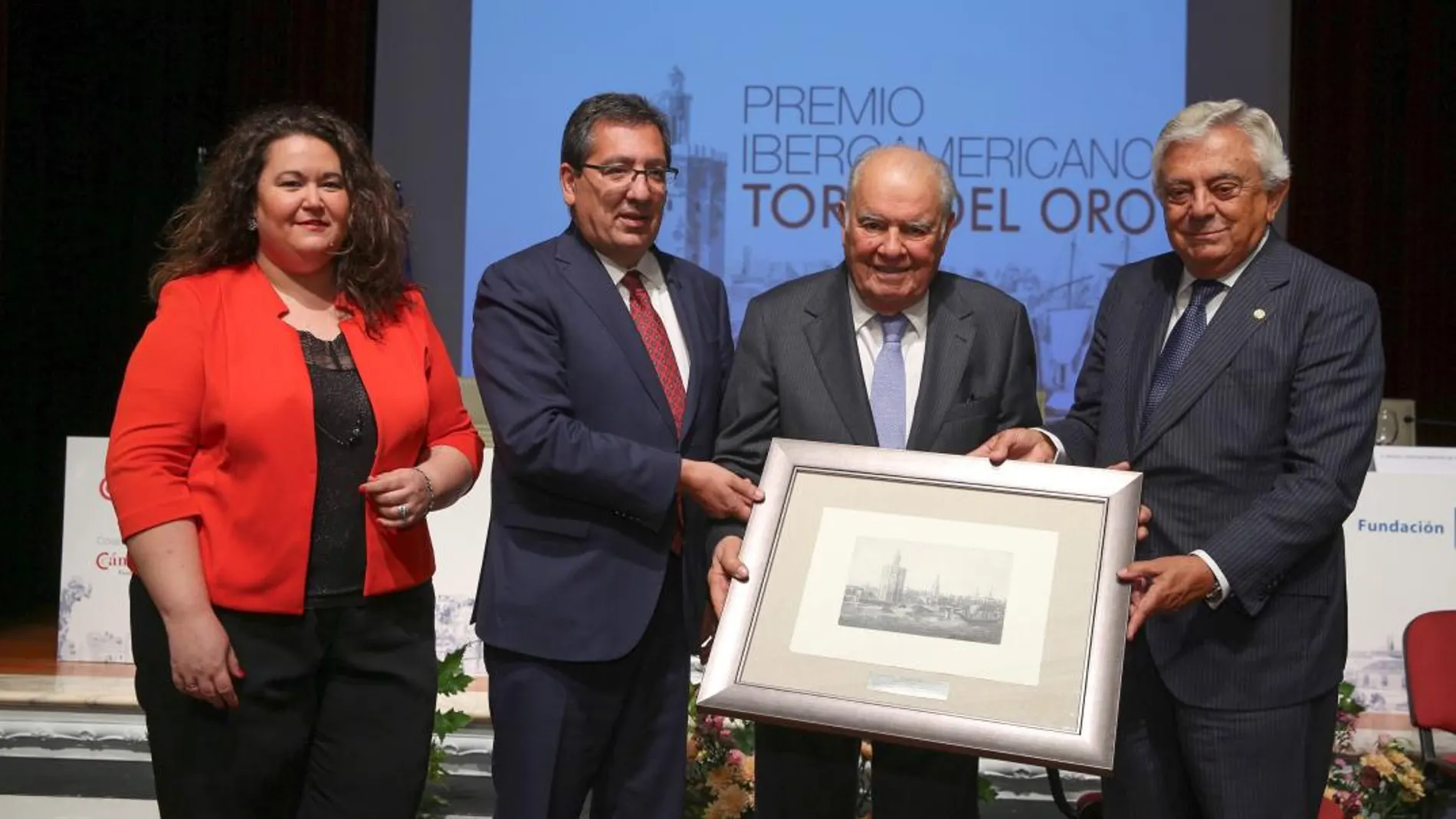 Un momento de la entrega del premio a Enrique Valentín Iglesias / Foto: Ke-Imagen