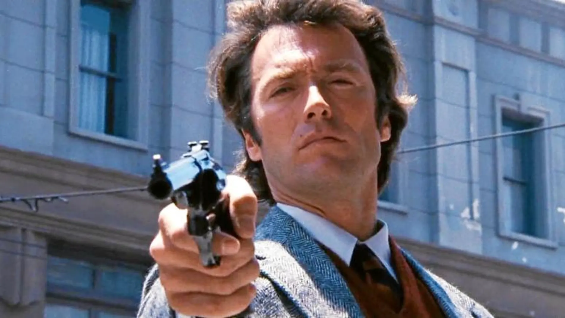 Ángel exterminador. Clint Eastwood repartiendo su justicia en una escena de «Harry el sucio»