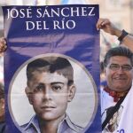 Un hombre sostiene un cartel con el rostro del «niño cristero», asesinado a los 14 años durante la revuelta contra los católicos.