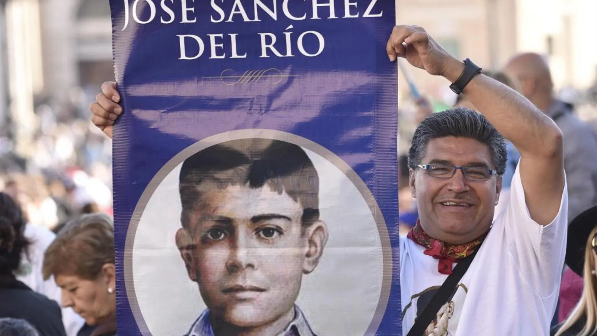 Un hombre sostiene un cartel con el rostro del «niño cristero», asesinado a los 14 años durante la revuelta contra los católicos.