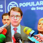 Fernández Mañueco atiende a la prensa junto a Paloma Sanz y Pérez Coronado