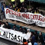 Cientos de personas participan en una manifestación en Alsasua en contra de la imagen que se proyecta de la localidad desde que el pasado octubre dos guardias civiles y sus parejas fueran agredidas.