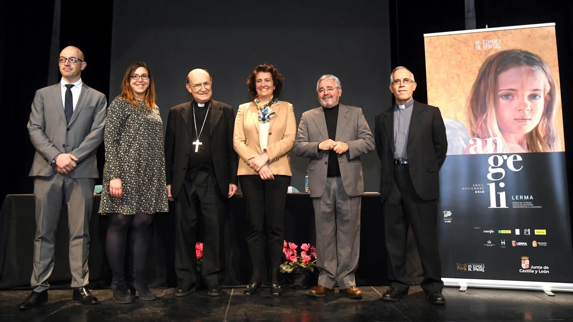 La consejera María Josefa García Cirac y el secretario de la Fundación, Gonzalo Jiménez, presentan la XXIV edición de Las Edades del Hombre «Angeli» acompañados por el arzobispo de Burgos, Fidel Herráez; la alcaldesa de Lerma, Celia Izquierdo; el diputado, Jorge del Barco; y el comisario de la exposición, Juan Álvarez Quevedo