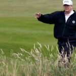 Donald Trump hace un gesto mientras camina en su campo de golf, en Turnberry (Escocia) / Reuters
