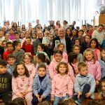 Carnero y Nieto con los alumnos del colegio Miguel Delibes de Navas del Rey