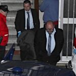 Miembros de los servicios funerarios con el cuerpo de uno ancianos fallecidos / Efe