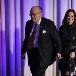 El ex alcalde de Nueva York, Rudy Giuliani, y su esposa llegan al Hotel donde los republicanos han celebrado la victoria.