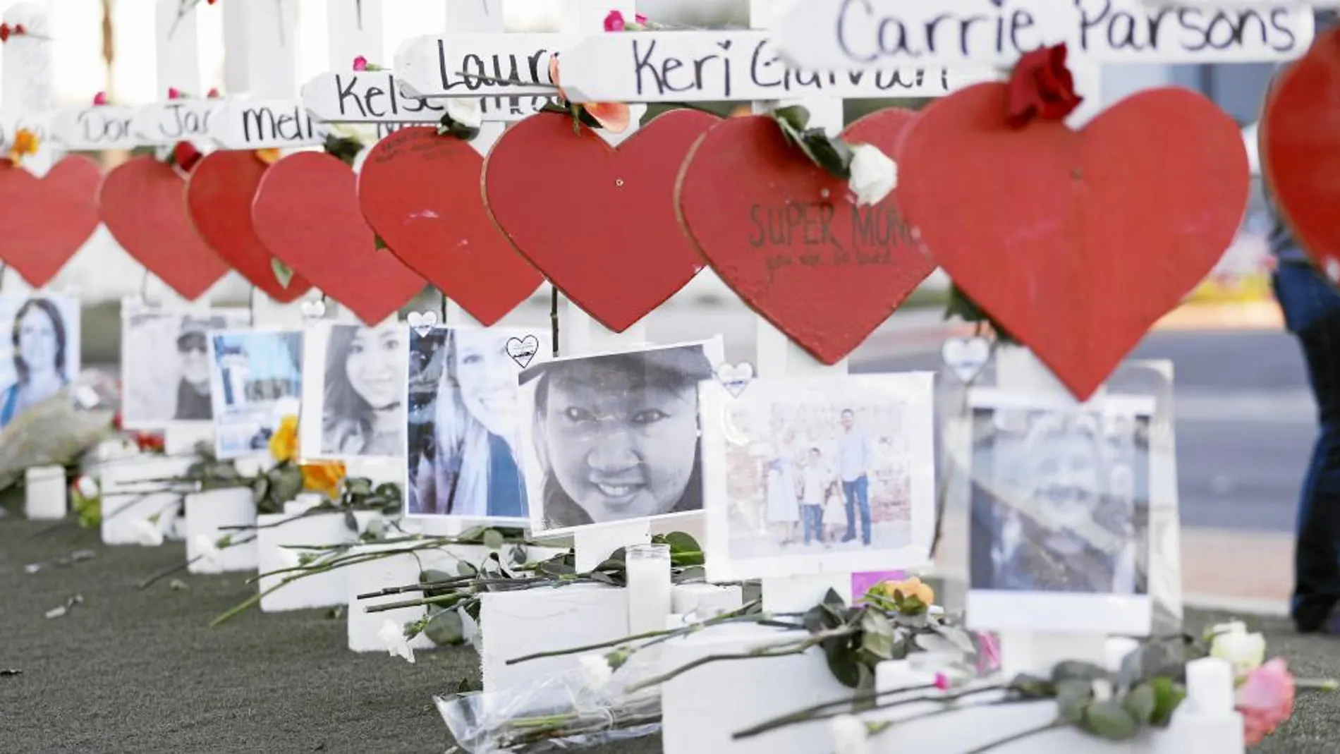 Cruces instaladas en homenaje de las víctimas de Las Vegas