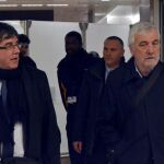 El juez no ve motivos para juzgar al empresario Josep Maria Matamala (dcha.), en la imagen con Puigdemont Bruselas el pasado enero
