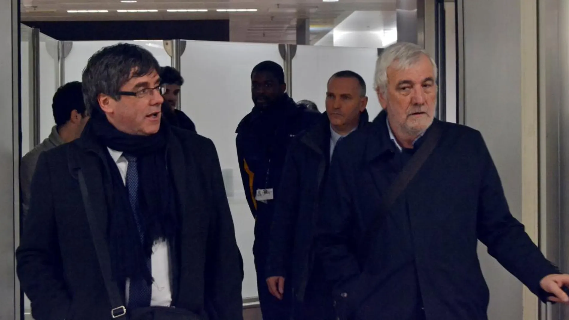 El juez no ve motivos para juzgar al empresario Josep Maria Matamala (dcha.), en la imagen con Puigdemont Bruselas el pasado enero
