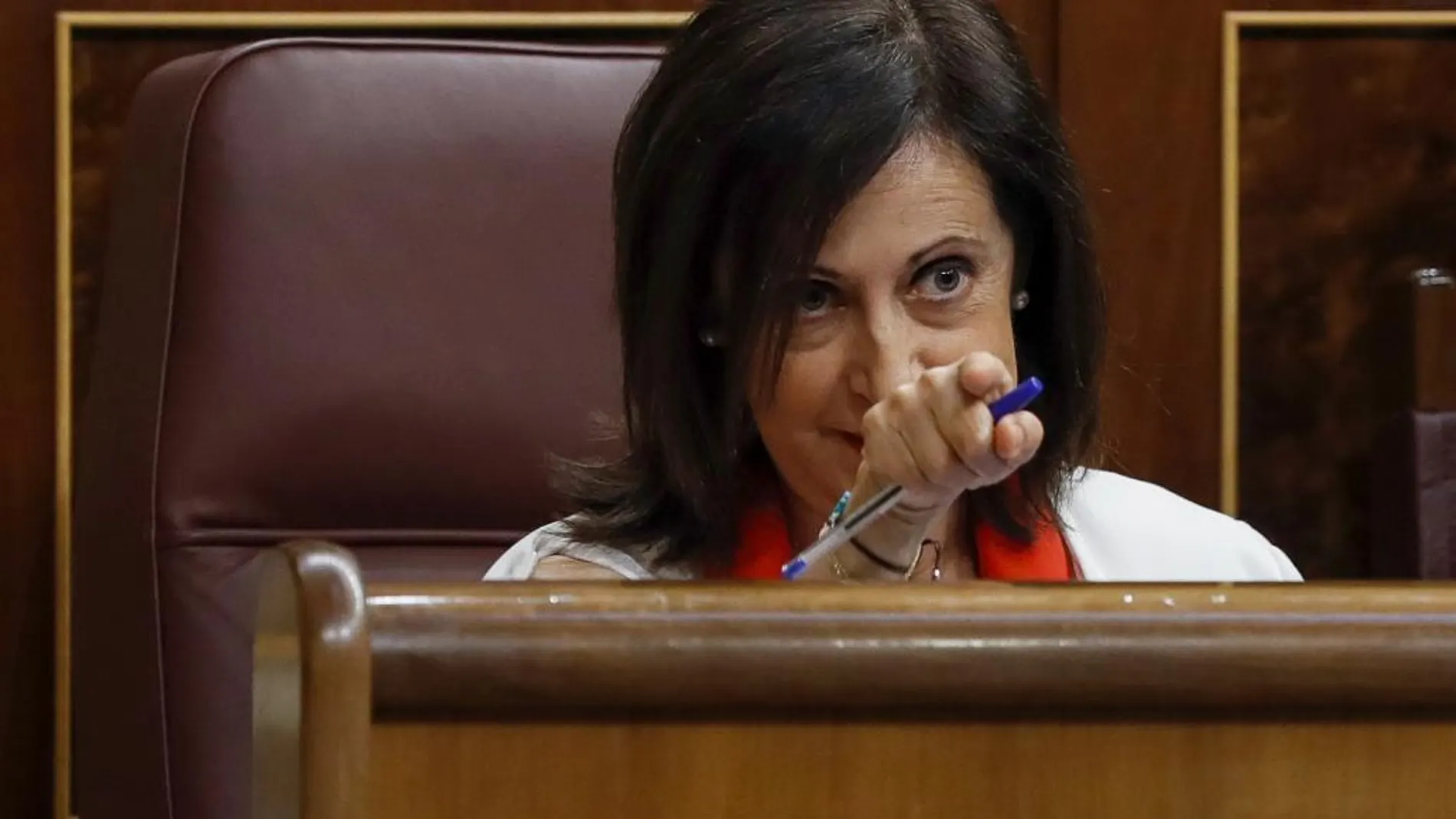 La portavoz socialista, Margarita Robles, durante su intervención en la sesión de control al Gobierno, esta mañana en el Congreso de los Diputados