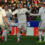 Gareth Bale celebra su gol con sus compañeros. (AP Photo/Alvaro Barrientos)