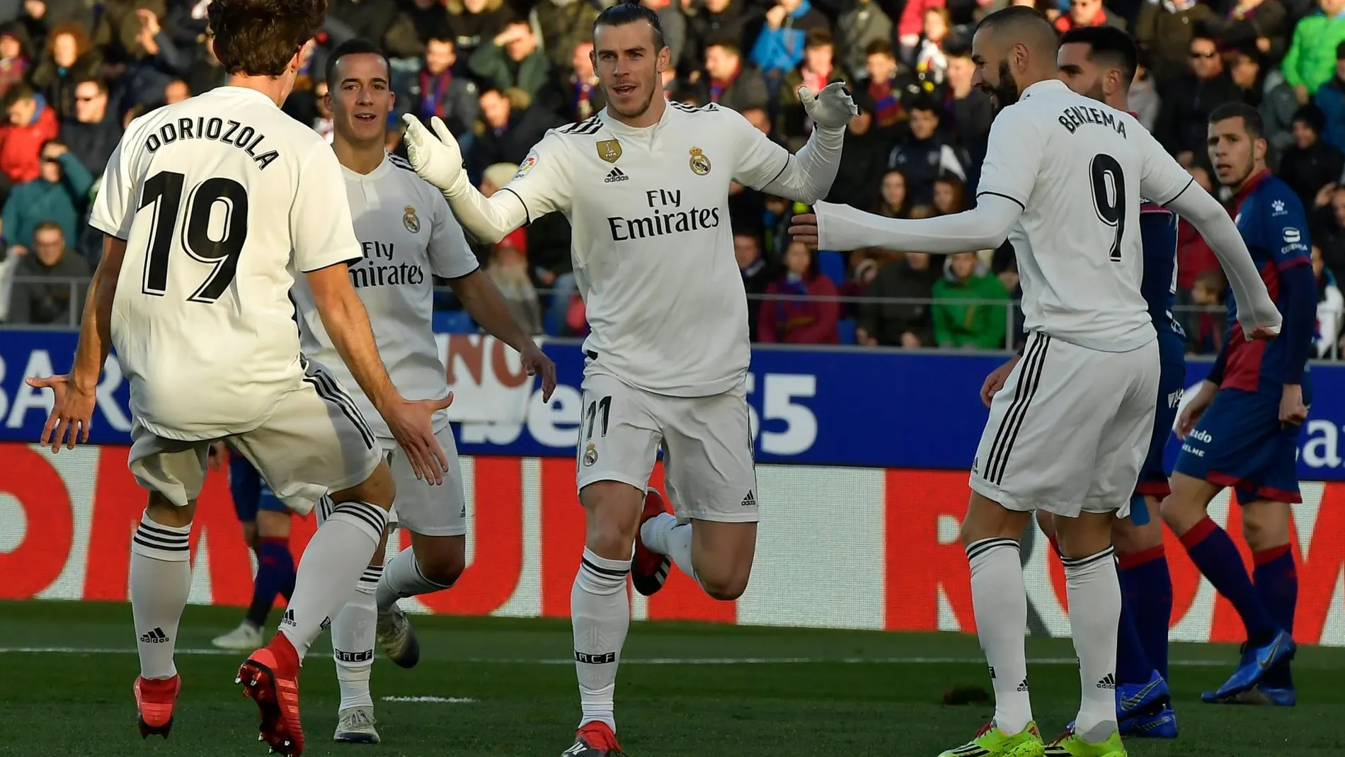 Gareth Bale celebra su gol con sus compañeros. (AP Photo/Alvaro Barrientos)