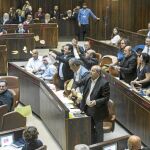 Diputados árabes gritan al primer ministro Netanyahu después de que el Parlamento israelí aprobara la controvertida ley
