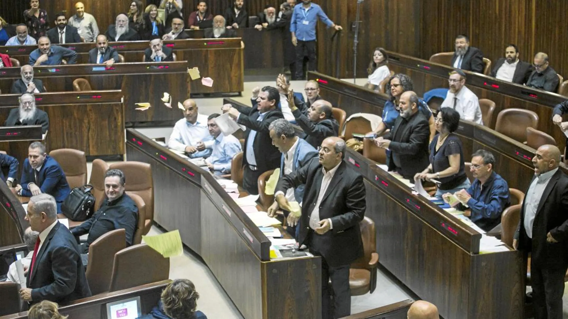Diputados árabes gritan al primer ministro Netanyahu después de que el Parlamento israelí aprobara la controvertida ley