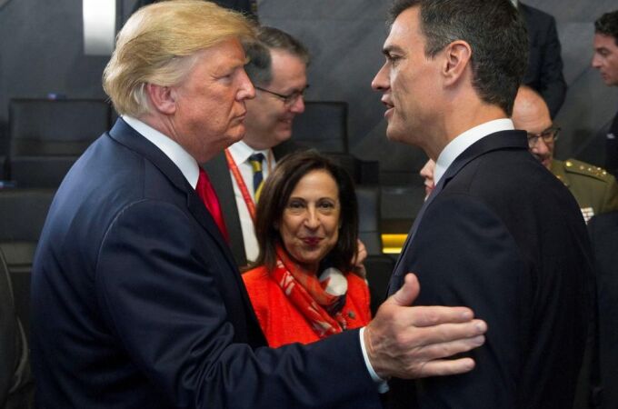 Pedro Sánchez y Donald Trump se saludaron hoy por vez primera al coincidir al inicio de la primera sesión de la cumbre de la OTAN.