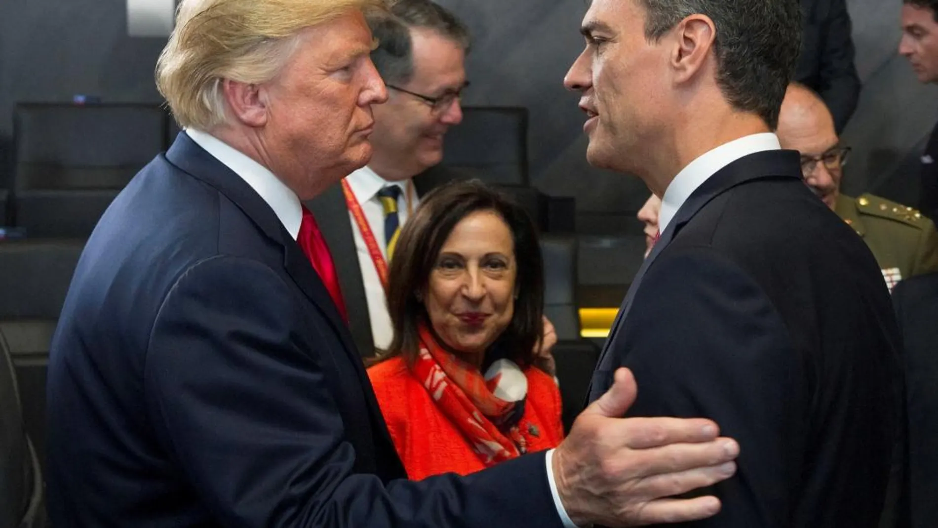 Pedro Sánchez y Donald Trump se saludaron hoy por vez primera al coincidir al inicio de la primera sesión de la cumbre de la OTAN.