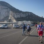Imagen de Gibraltar desde la pista del aeropuerto. (AP Photo/Marcos Moreno)