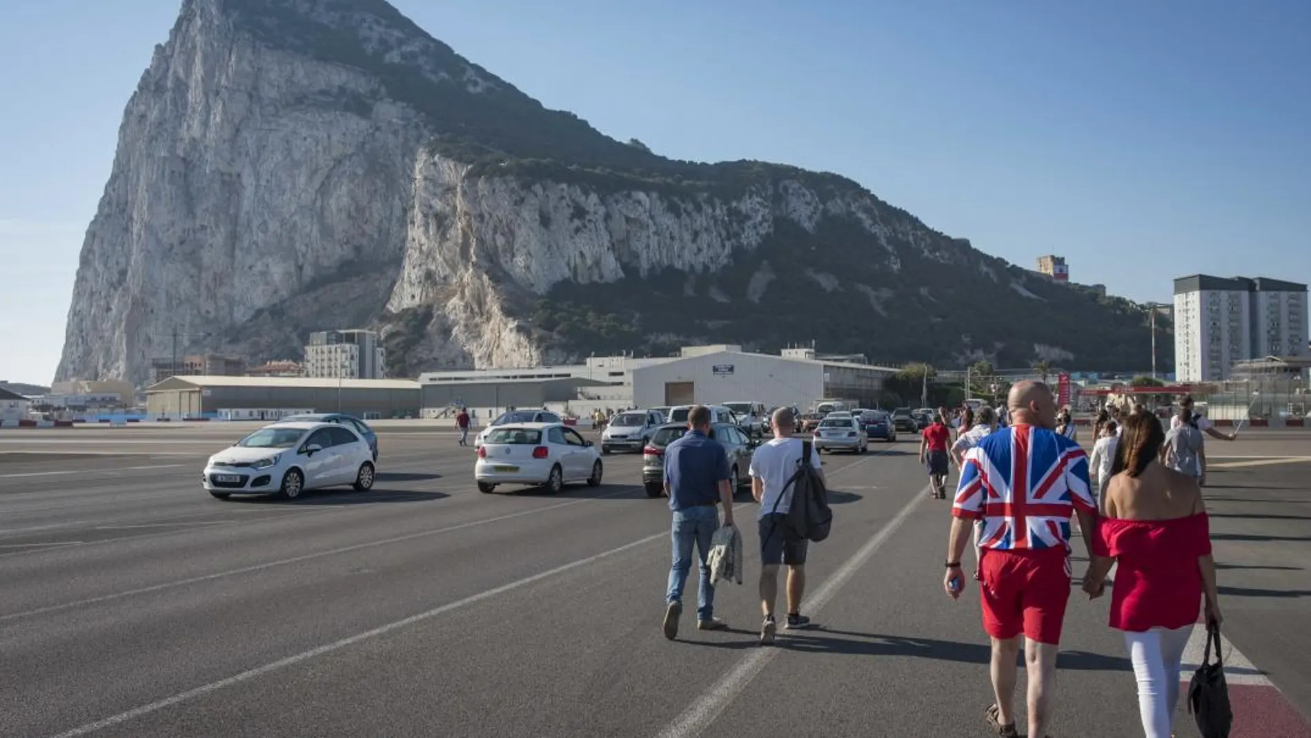Imagen de Gibraltar desde la pista del aeropuerto. (AP Photo/Marcos Moreno)