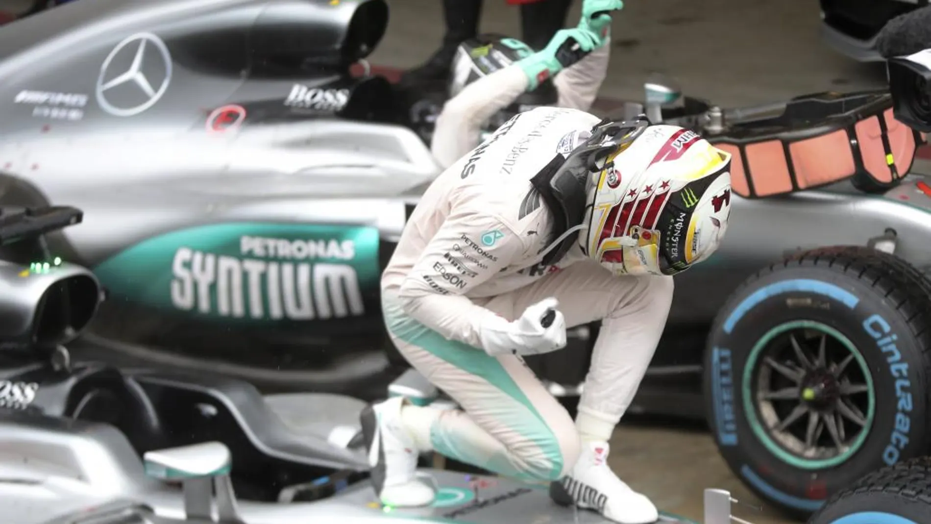 Hamilton celebrando la victoria del GP de Interlagos