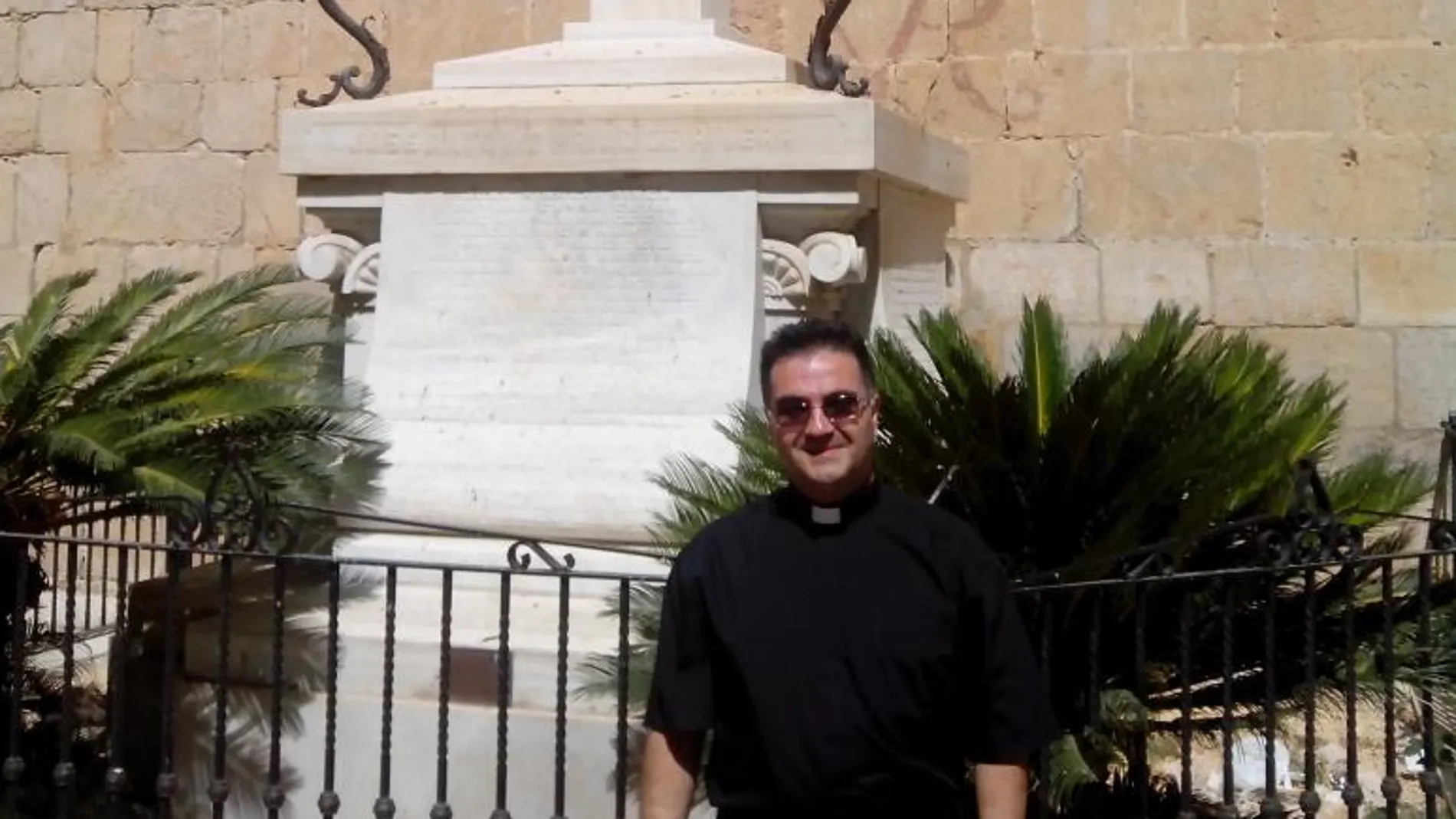 Juan Bautista Samper, párroco de Callosa, junto a la Cruz de los Caídos