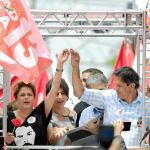 Dilma Rousseff apoya al candidato presidencial del Partido de los Trabajadores, Fernando Haddad, en un acto de campaña celebrado ayer en Belo Horizonte / Reuters