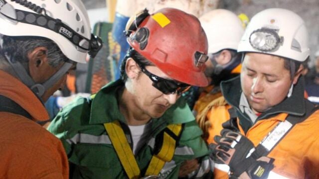 Ariel Ticona, uno de los mineros atrapados, sale a la superficie a través de la cápsula de rescate «Fénix» en 2010