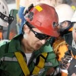 Ariel Ticona, uno de los mineros atrapados, sale a la superficie a través de la cápsula de rescate «Fénix» en 2010