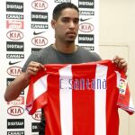 Fotografía de archivo, tomada el 9/7/2007, del jugador brasileño Cléber Santana el día de su presentación como jugador del Atlético de Madrid