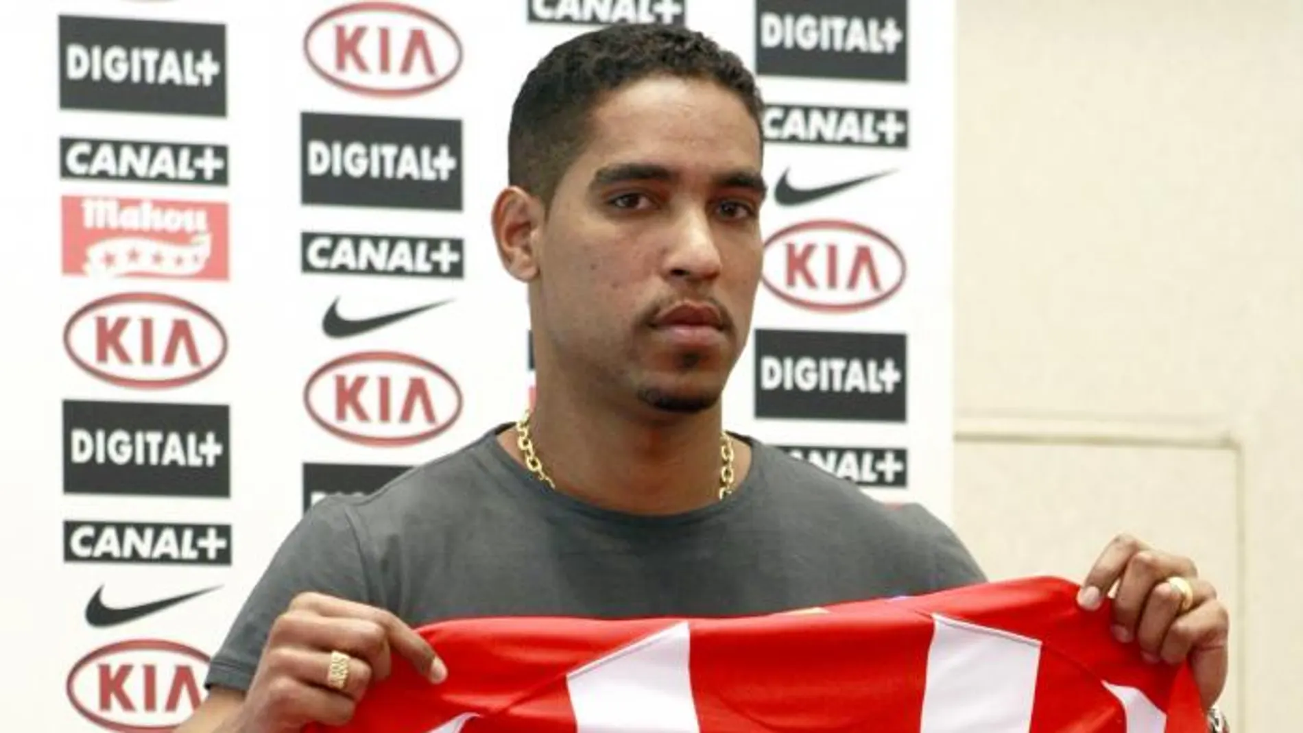 Fotografía de archivo, tomada el 9/7/2007, del jugador brasileño Cléber Santana el día de su presentación como jugador del Atlético de Madrid