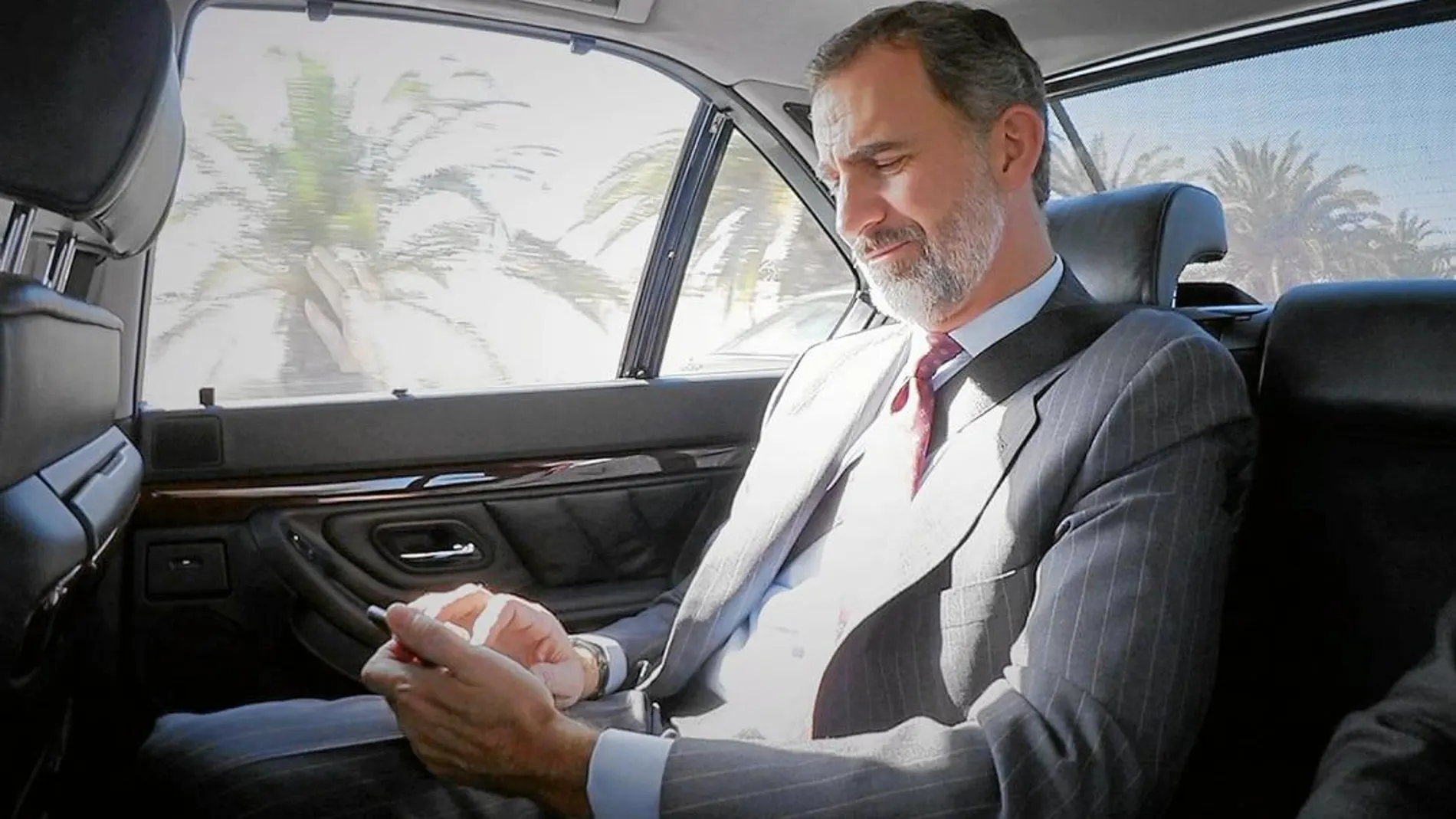 Felipe VI, en su coche oficial durante el desplazamiento al V Foro Internacional de Turismo en San Bartolomé de Tirajana (Las Palmas)