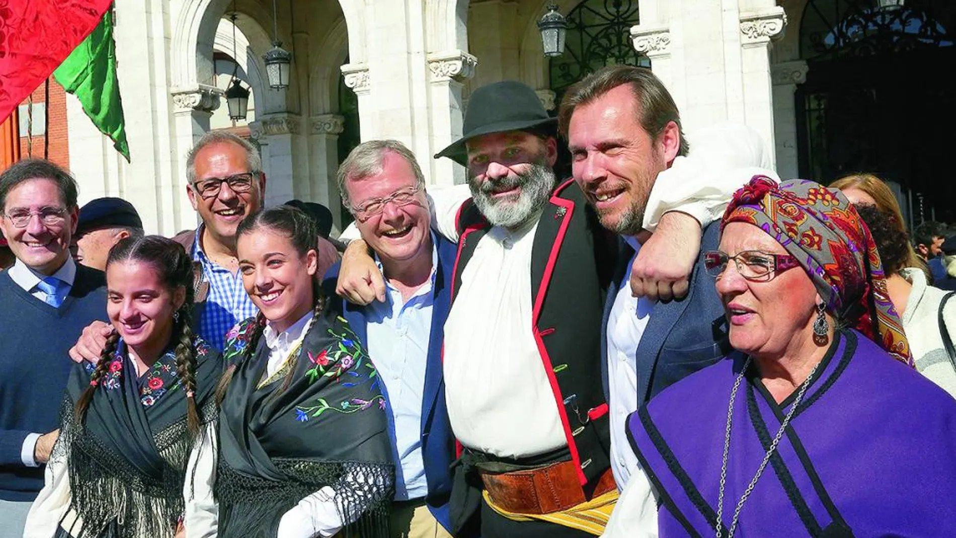 El alcalde de León, Antonio Silván, y el alcalde de Valladolid, Óscar Puente, junto a varios mozos y mozas leoneses.