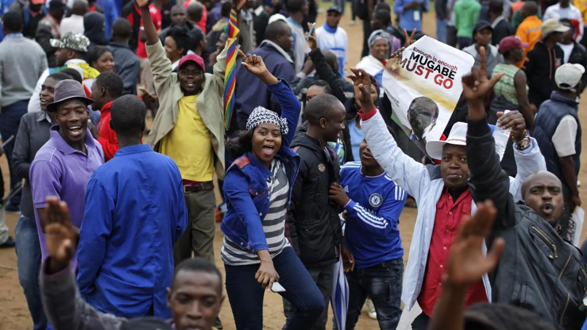 Miles de personas han salido a la calle en Harare para pedir la renuncia de Mugabe