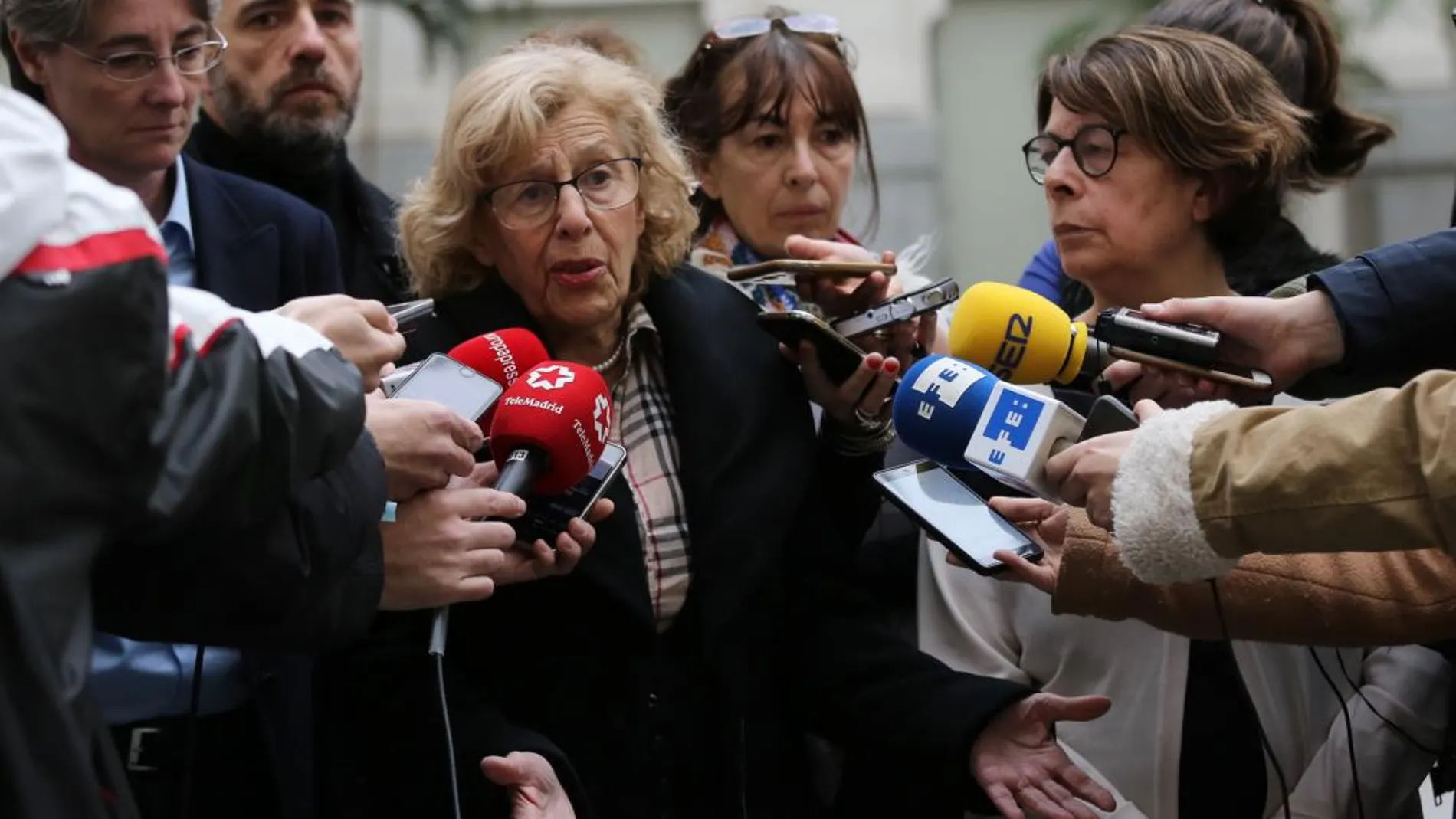 Manuela Carmena e Inés Sabanés durante sus declaraciones tras el suceso