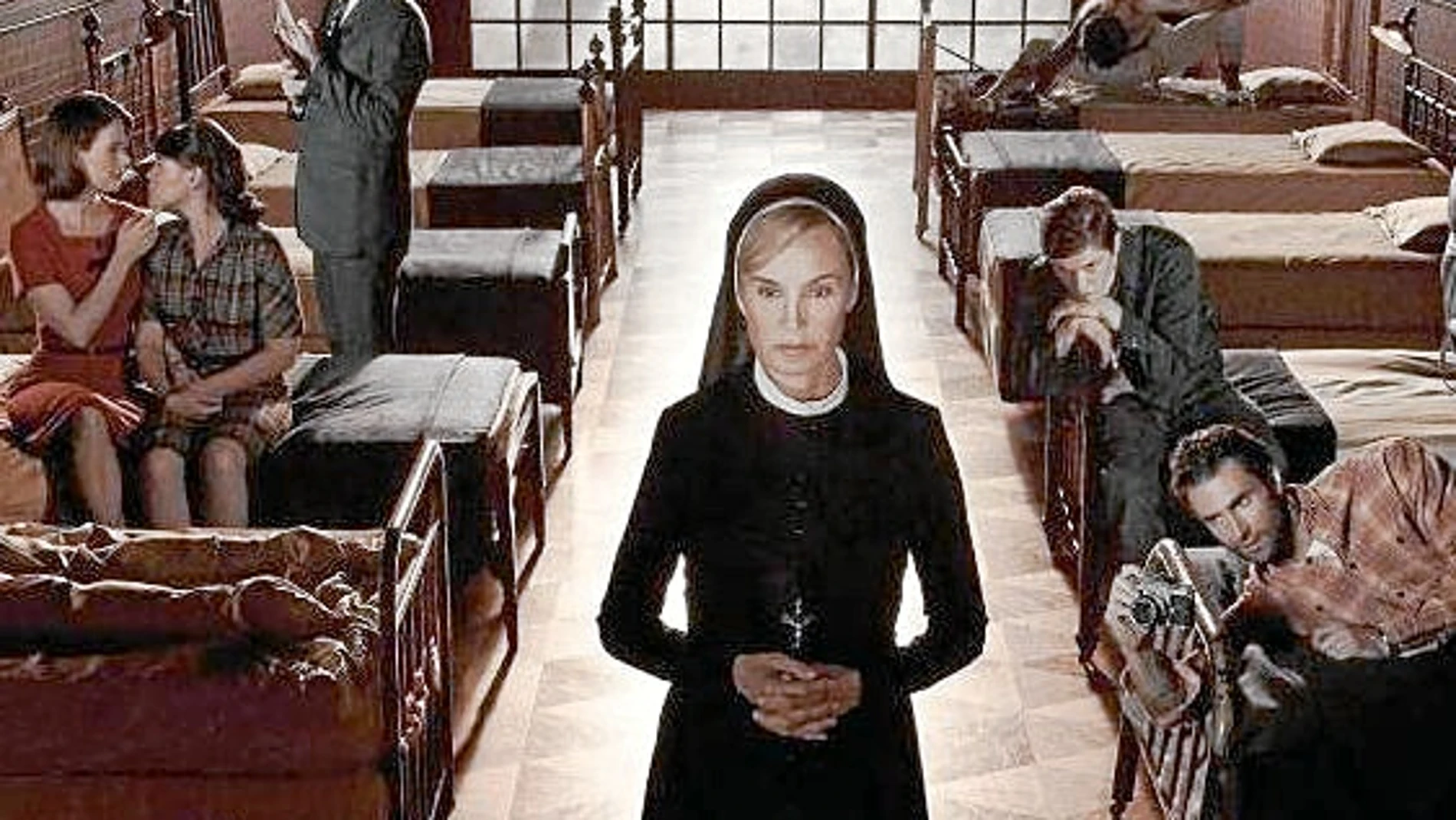 La serie está interpretada por Jessica Lange, que logró por su interpretación en la primera temporada un Globo de Oro