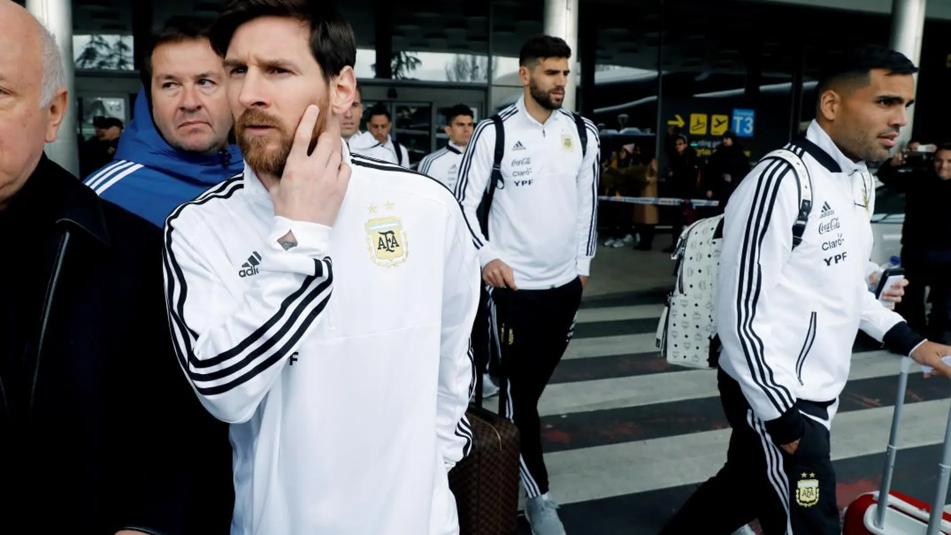 El delantero de la selección de Argentina, Lionel Messi, en su llegada al aeropuerto Adolfo Suárez Barajas de Madrid, para su partido contra la selección de España del próximo martes en el estadio Wanda Metropolitano