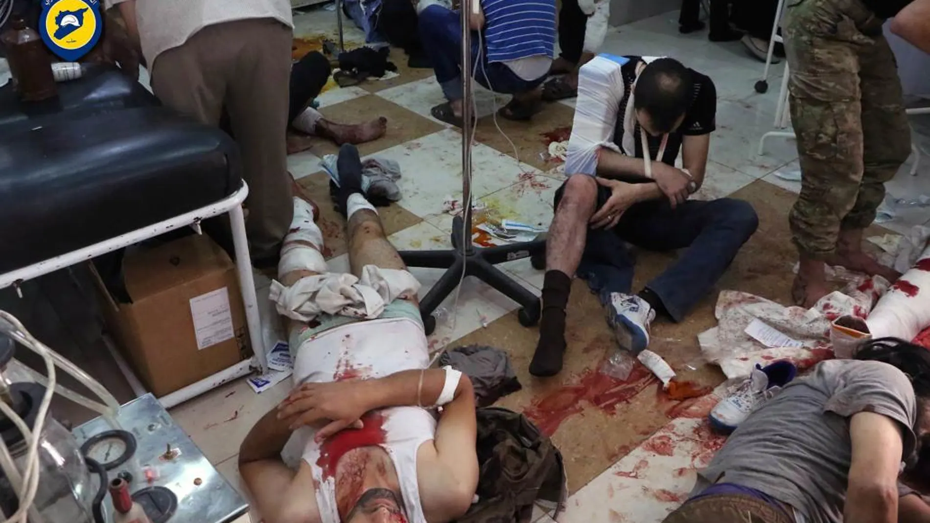 Varios heridos reciben tratamiento en un puesto de Cascos Blancos tras un bombardeo en Alepo
