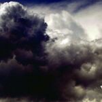 Un avión se dispone a adentrarse en una gigantesca tormenta