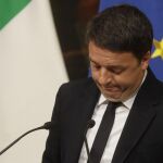 Renzi durante la comparencia en la que ha anunciado su misión