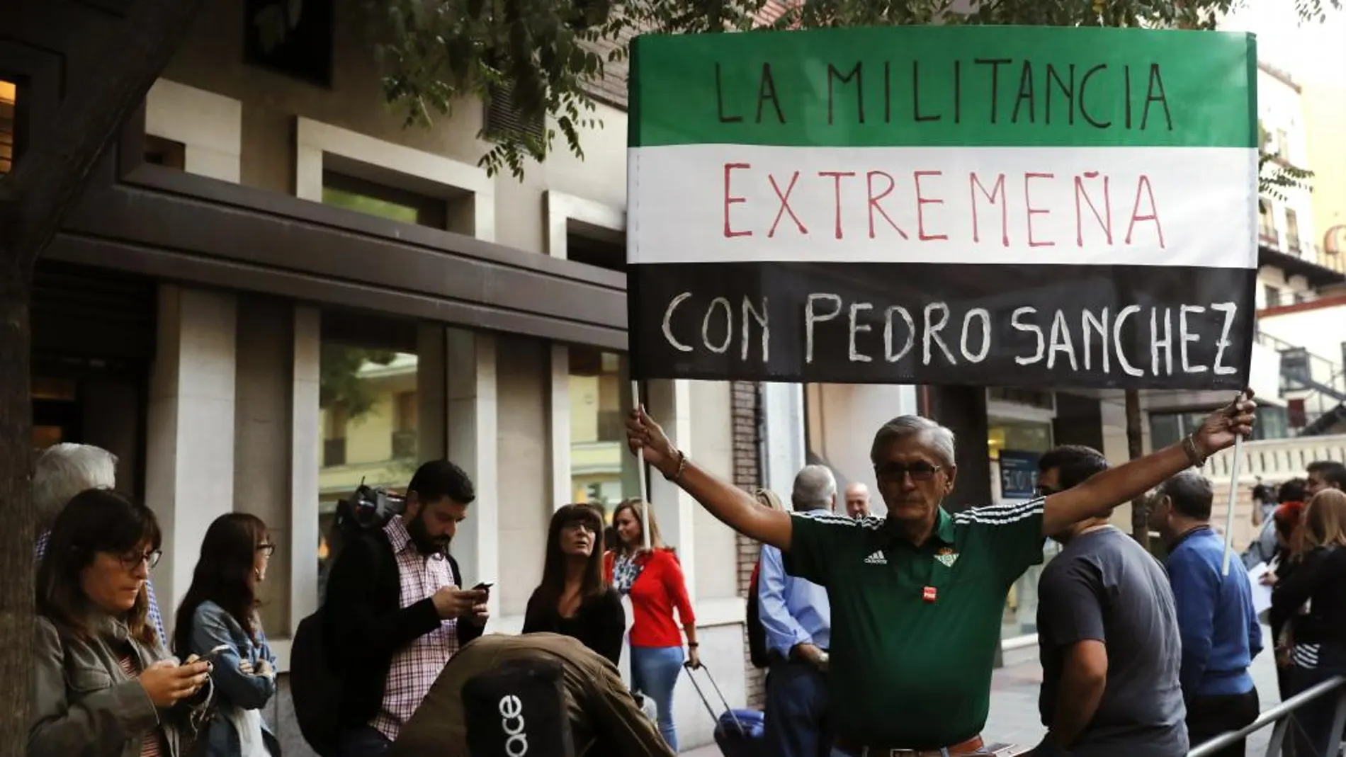 Tensión en Ferraz, también en la calle