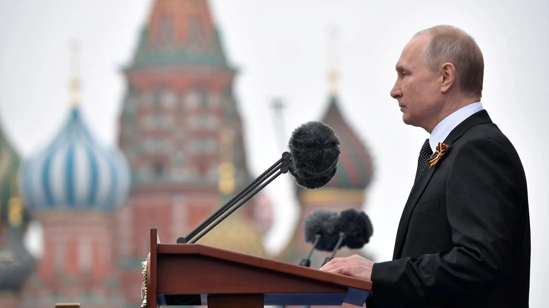 El presidente ruso, Vladímir Putin, da un discurso durante el desfile militar / Reuters