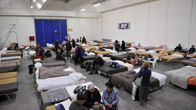 Evacuados en un centro de recepción en Caldarola (Macerata)